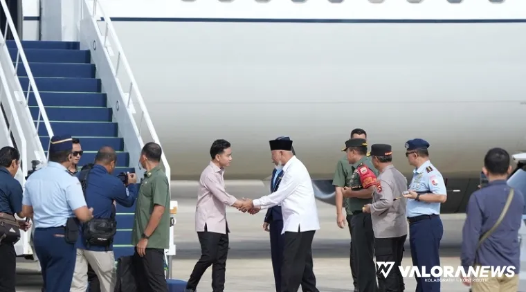 Gubernur Sumbar, Mahyeldi sambut kedatangan Wapres, Gibran Rakabuming Raka dari tangga pesawat Indonesian Air Force TNI Angkatan Udara A-7305 di BIM, Rabu. (humas)