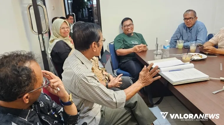 Anggota penanggungjawab Kongres VII IKA Unand, Muchsin AR memberikan masukan pada Ketua Panitia Pengarah, Munzir Busniah (kanan) dan ketua pelaksana, Muhammad Riendra (kiri) pada rapat perdana panitia, di Padang, Kamis malam. (humas)
