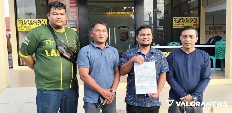 Ketua Pelaksana Pelantikan KONI Pasaman Barat, Faizal dan lainnya, perlihatkan tanda bukti laporan ke Polres Pasbar terkait kericuhan yang dipicu TTM, pada wartawan di Papolres, Ahad. (robbi irwan)