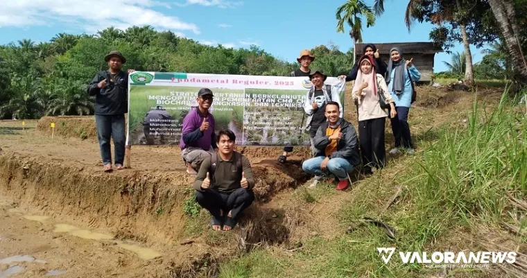 Dosen Unitas Padang, Dr Ir Jamilah di areal penelitian &quot;Pemanfaatan Cendawan Mikoriza Arbuskular, Charged Biochar, Pemangkasan, Dan Teknik Salibu&quot; di Nagari Tigo Koto Silungkang, Kecamatan Palembayan Kabupaten Agam. (istimewa)
