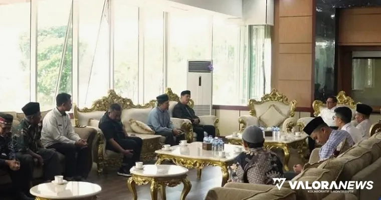 Wako Bukittinggi, Ramlan Nurmatias menerima audiensi pengurus Masjid Tablighiyah Garegeh di ruang transit balai kota, Rabu. (hamriadi)