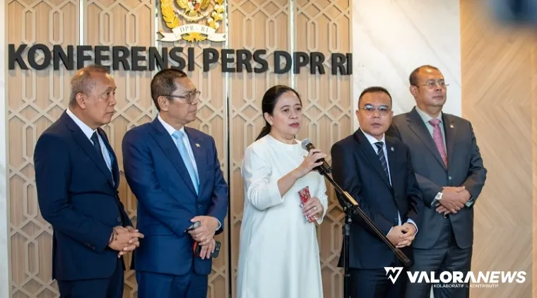 Ketua DPR RI, Puan Maharani memberikan keterangan pers pada sesi door stop di gedung parlemen, Senayan, Jakarta, Kamis. (humas)