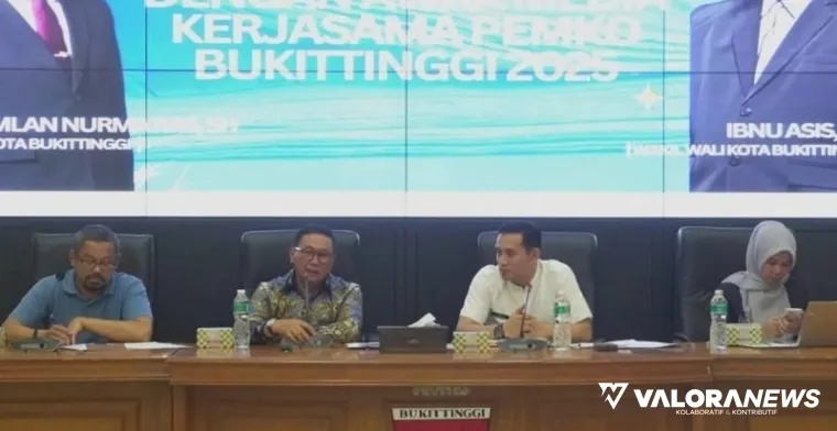 Wako Bukittinggi, Ramlan Nurmatias memberikan keterangan tentang kerjasama media di tahun 2025 pada awak media, Jumat. (hamriadi)