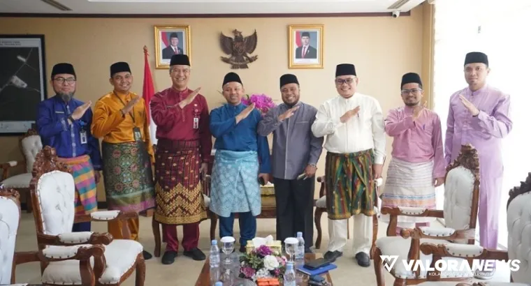 Gubernur Riau, Abdul Wahid foto bersama jajaran pengurus Baznas Riau, usai pertemuan di Ruang Rapat Kantor Gubermur Riau, Jumat. (humas)