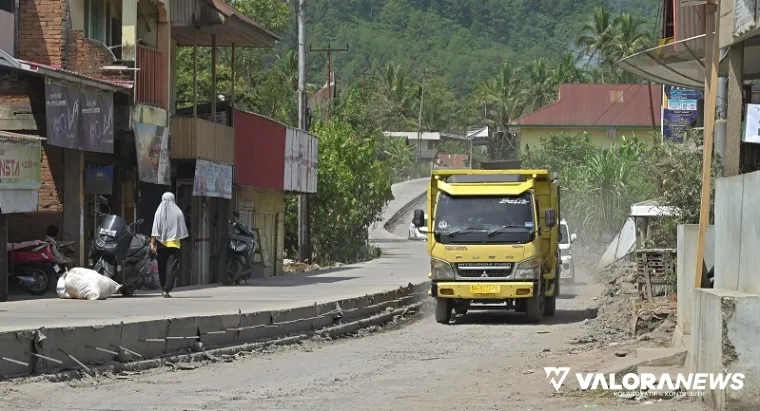 Kendaraan melintas di lokasi perbaikan ruas jalan penghubung Payakumbuh-Lintau, di  Nagari Labuah Gunuang, Rabu. (humas)