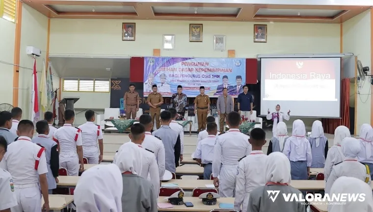 Ketua DPRD Sumbar, Muhidi memberikan arahan pada kegiatan Latihan Dasar Kepemimpinan (LDK) yang diikuti pengurus OSIS dari SMK se-Kota Pariaman dan Kabupaten Padang Pariaman, Senin. (humas)