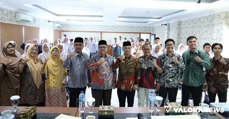 Ketua DPRD Sumbar, Muhidi foto bersama dengan peserta Bimtek LDK bagi pengurus OSIS SMK se-Sumatera Barat di aula SMKN 6 Padang, Sabtu. (humas)