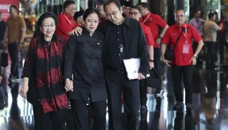 Ketua Umum PDIP, Megawati Sukarnoputri bersama Puan Maharani dan Prananda Prabowo, menuju lokasi pelaksanaan Bimtek PDIP yang digelar di Bali Beach Convention Center, Denpasar, Bali, Rabu malam. (humas)