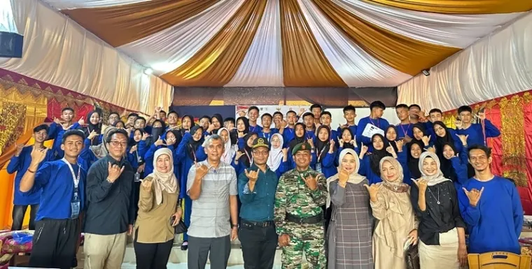 Anggota DPRD Sumbar, Agus Syahdeman foto bersama dengan peserta Pelatihan Bela Negara yang digelar di kampus SMAN 2 Sumatera Barat, Sabtu. (humas)
