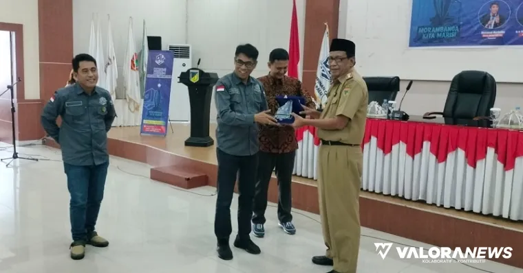 Ketum DPP PJS, Mahmud Marhaba menyerahkan cendra mata kepada Assisten I Pemprov Sulteng Fahrudin, di Palu Sulteng, Selasa. (humas)