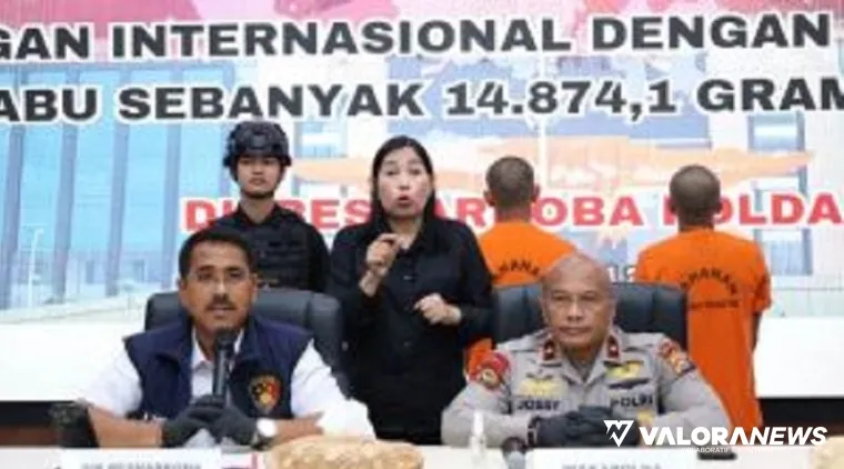 Waka Polda Riau, Brigjen Pol Andrianto Jossy Kusumo memberikan keterangan pers terkait pengungkapkan kasus narkoba senilai belasan miliar rupiah, di Pekanbaru, Rabu. (humas)