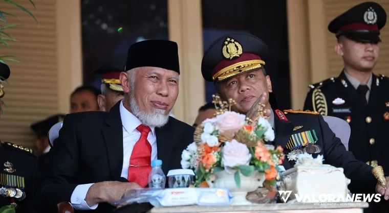 Gubernur Sumbar, Mahyeldi bersama Kapolda, saat menghadiri upacara peringatan Hari Bhayangkara ke-79 tahun 2025 di Lapangan Istana Gubernuran, Selasa. (humas)