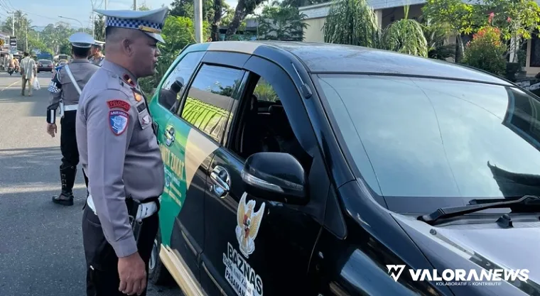 Personel Satlantas Polres Pasbar saat melakukan Operasi Patuh Singgalang tahun 2025 secara stationer di jalan lintas Ujung Tanah Batang Lingkin Nagari Aia Gadang Timur, Kecamatan Pasaman, Kamis. (robbi irwan)