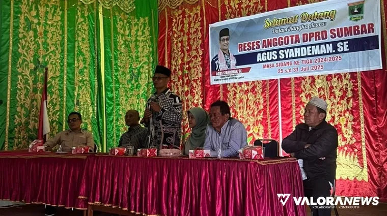 Anggota DPRD Sumbar, Agus Syahdeman berikan penjelasan tentang kegiatan reses pada warga Nagari Sirukam, Kecamatan Payung Sekaki, Sabtu. (humas)