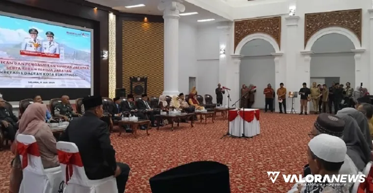 Wako Bukittinggi, Ramlan Nurmatias melantik Rismal Hadi sebagai Sekda di aula rumah dinas wali kota Belakang Balok, Selasa. (hamriadi)