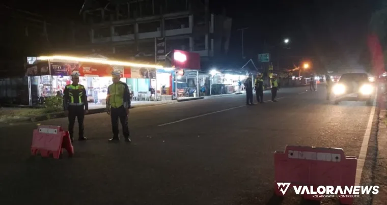 Personel Satlantas Polres Pasbar, menggelar razia stationer di depan Mako Lantas di Jalan Jalur 32, Sabtu malam. (robbi irwan)