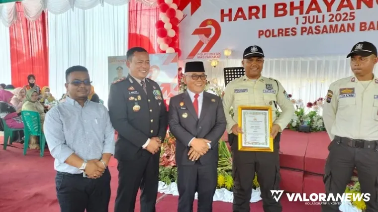 Kapolres Pasbar bersama Bupati dan jajaran, foto bersama dengan Irpan Hidayat, security PT Agrowiratama yang raih penghargaan di HUT Bhayangkara ke-79, di Polres Pasbar, Selasa. (robbi irwan)