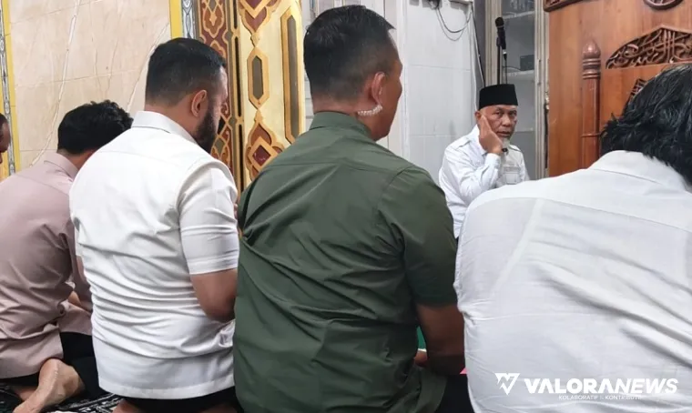 Gubernur Sumbar, Mahyeldi jadi imam shalat dzuhur di Masjid Ihsan Darussalam, Air Pacah, Rabu siang. Salah seorang makmumnya, Wapres Gibran Rakabuming Raka. (humas)