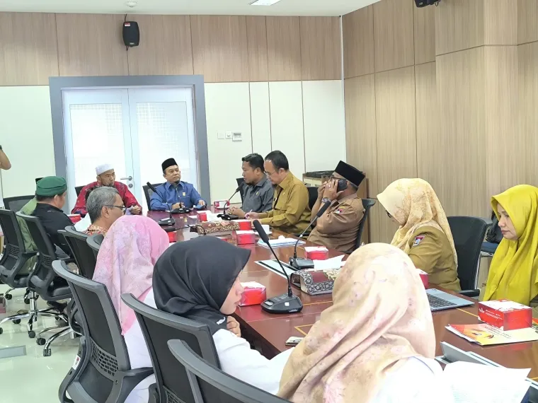 Ketua DPRD Padang, Muharlion didampingi anggota beserta jajaran sekratiat dan perwakilan OPD Pemko Padang, dialog dengan anggota DPD RI, Jelita Donal, Selasa sore. (humas)
