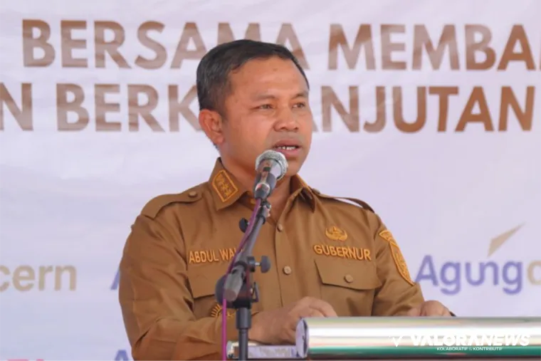 Gubernur Riau, Abdul Wahid resmikan ruang pustaka ramah lingkungan hasil program CSR dari Agung Concern kepada SMKN 1 Tapung, Senin. (humas)