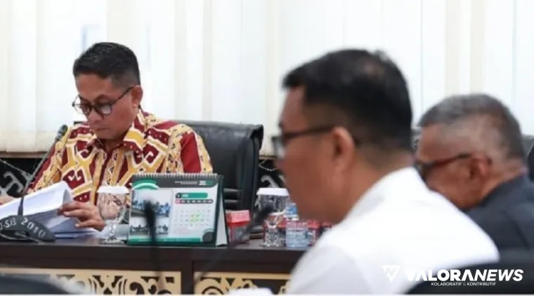 Wakil Ketua DPRD Sumbar, Evi Yandri memimpin rapat kerja bersama Komisi terkait hasil pembahasan Ranperda PPA Tahun 2024, di ruang khusus I, Senin. (humas)
