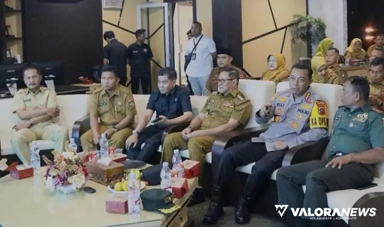 Wali Kota Bukittinggi beserta jajaran, mengikuti kegiatan ini secara daring, di Bukittinggi Command Center (BCC), Senin. (humas)