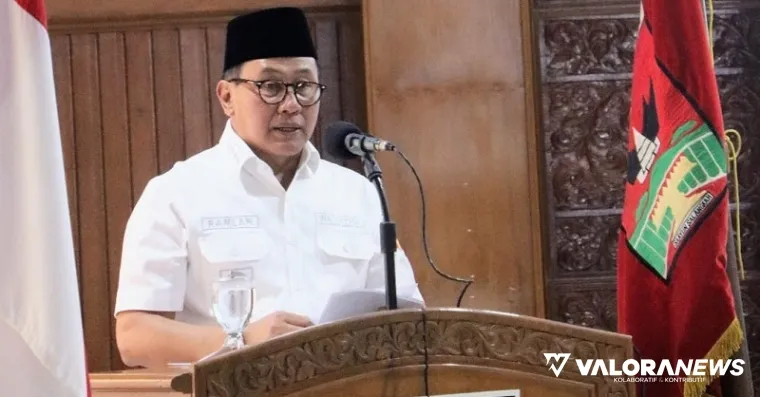 Wako Bukittinggi, Ramlan Nurmatias pada rapat paripurna dengan agenda jawaban atas pandangan umum anggota fraksi terhadap RPJMD 2025-2029, Rabu. (hamriadi)