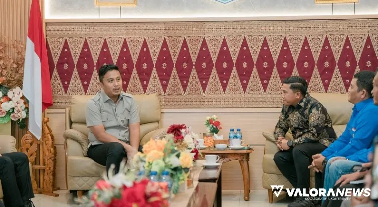 Wali Kota Sibolga, Akhmad Syukri Nazry Penarik dan jajaran, dialog dengan Wagub Sumbar, Vasko Ruseimy di kediamannya, Jumat. (humas)