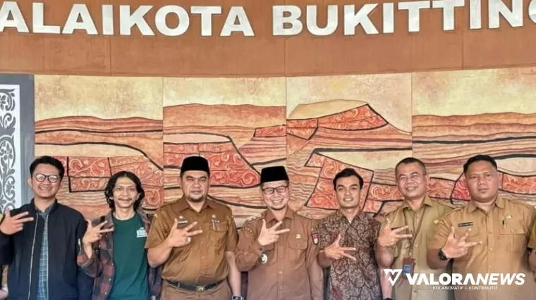 Wawako Bukittinggi, Ibnu Azis fotoo bersama dengan Benny Saputra, Ketua Bukittinggi Creative Network (BCN) beserta jajaran, di ruang kerja Wawako, Senin. (humas)
