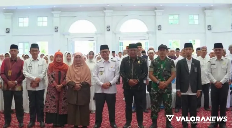 Wakil Wali Kota Bukittinggi, Ibnu Aziz dan jajaran, foto bersama dengan jemaah haji dan petugas yang telah kembali dari tanah suci, di balairung rumah dinas walikota, Rabu. (humas)