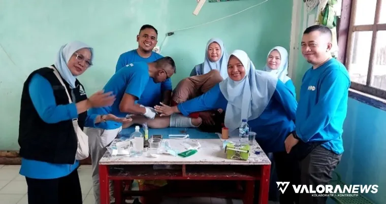 Ketua tim medis utama Yarsi Sumbar, dr Erwan Bardam Sp.B dan tim, saat proses khitan gratis dalam agenda Pekan Muhtadin dan Bakti Sosial yang digelar Dewan Dakwah dan Yarsi Sumbar di Kabupaten Kepulauan Mentawai. (istimewa)