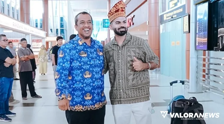 Kepala Dinas Pariwisata Riau, Roni Rakhmat bersama Joe Hattab di Bandara Internasional Sultan Syarif Kasim II Pekanbaru, Riau, Kamis sore. (humas)