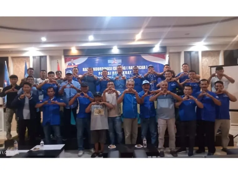 Pengurus DPC Demokrat Kabupaten Pesisir Selatan foto bersama usai melaksanakan Rapat Pimpinan Dewan Pimpinan Cabang, baru - baru ini. FOTO: Dok DPC Demokrat Pessel