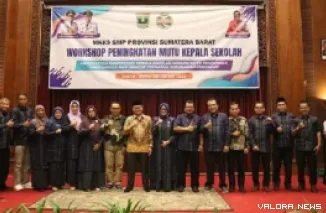 Wakil Wali Kota Bukittinggi, Ibnu Asis bersama Ketua MKKS Provinsi Sumbar Zulfamiarti dan jajaran, foto bersama usai pembukaan Workshop Peningkatan Mutu Kepala Sekolah di Bukittinggi, Jumat. (humas)