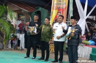Wagub Sumbar, Vasko Ruseimy didampingi Evi Yandri Rajo Budiman (Wakil Ketua DPRD) dan praktisi sepak rago, foto bersama usai pembukaan di Kelurahan Balai Gadang, Sungai Bangek, Kecamatan Koto Tangah, Jumat malam. (humas)