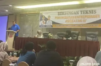 Sekretaris KNPI Sumbar, Varel Oriano saat membuka kegiatan Bimtek Penumbuhan Enterpreneur angkatan IV tahun 2025 di Padang, Rabu. (humas)