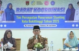 Wawako Bukittinggi, Ibnu Aziz didampingi Kepala DP3APPKB Bukittinggi, Nauli Handayani pada rapat koordinasi tim percepatan penurunan stunting (TPPS) Tingkat Kota Bukittinggi, Selasa. (humas)