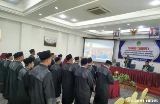 Ketua DPW APSI Sumbar, Afriendi Sikumbang didampingi Yunasti Helmi dan Pria Madona mengangkat dan melantik 18 advokat di Padang, Jumat. (mangindo kayo)