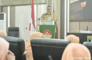 Sekdaprov Sumbar, Ary Yuswandi memberikan arahan pada pelantikan Ketua DWP Sumbar di aula kantor gubernur, Selasa. (humas)