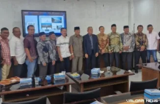 Ketua Komisi V, Lazuardi Erman didampingi Jempol, menerima audiensi IKSB Padang Pariaman, di ruang rapat pustaka yang berlokasi di lantai dasar Masjid As Syura kantor DPRD Sumbar, Kamis. (humas)