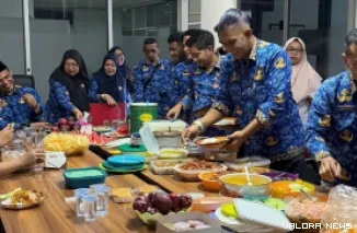 ASN di Biro Pemerintahan dan Otonomi Daerah Setdaprov Sumatera Barat membaur dalam kegiatan yang diberi nama SARASA (Sarapan Bersama ASN). Kegiatan ini digelar setiap Jumat pagi, di awal bulan. (humas)