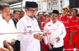 Wawako Bukittinggi, Ibnu Aziz serahkan secara simbolis bantuan program pendistribusian zakat untuk mustahik dan resmikan program Z-AUTO Baznas di aula kantor Baznas, Rabu. (hamriadi)