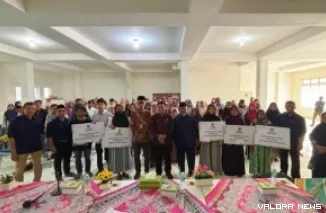 Ketua Baznas Bukittinggi, Edi Syahmian bersama Rismal Hadi (Sekda) salurkan zakat periode Juni 2025 pada mustahik yang berhak di kantor balai kota, Kamis. (humas)