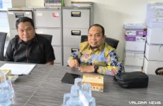 Ketua DPRD Padang, Muharlion bersama Ketua Fraksi PKS, Rafdi didampingi anggota, Ja'far dan Gufron, berdiskusi dengan wartawan yang tergabung dalam Forum Wartawan Parlemen (FWP), Senin pagi. (istimewa)
