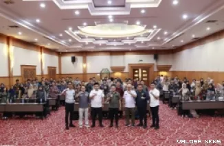 Wakil Ketua DPRD Sumatera Barat, M. Iqra Chissa Putra foto bersama dengan masyarakat yang mengikuti agenda Bimtek Pendidikan Politik bagi Tokoh Masyarakat Kota Padang, Kamis. (humas)