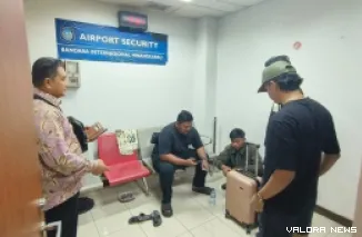 Personel Bea Cukai, Avsec Bandara dan BNN, tengah menginterogasi kurir sabu asal Aceh saat transit di BIM, tanggal 15 Juli 2025 sekira pukul 07.30 WIB. (humas)