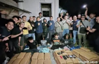 Tim Penindakan BNNP Sumbar dan tim lainnya, memperlihatkan barang bukti berikut tersangka ganja dari Sumut ke Sumbar, usai penangkapan di Bukittinggi, Rabu dinihari. (hamriadi)