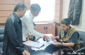 Ketua Umum DPP PJS, Mahmud Marhaba bersama M Yasir, menyerahkan dokumen pendaftar calon konstituen Dewan Pers pada Ketua Komisi Penelitian, Pendataan dan Ratifikasi Dewan Pers, Yogi Hadi Ismanto, di kantor Dewan Pers, Jakarta, Selasa. (humas)