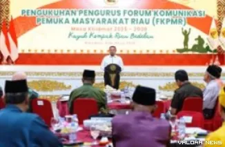 Gubernur Riau, Abdul Wahid berikan sambutan saat menghadiri pengukuhan Ketua FKPMR masa khidmat 2025-2030, Dr drh H Chaidir MM di Pekanbaru, Rabu. (humas)