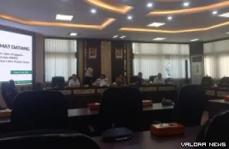 Wakil Ketua Bapemperda DPRD Sumatera Barat, Zulkanedi Said berbagi kiat tentang Inpres Inefesiensi dalam pembahasan Propemperda dengan DPRD Limapuluh Kota di ruang khusus 1, Rabu. (humas)